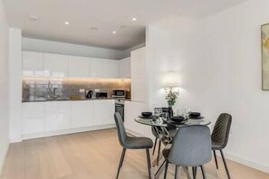 Dining - ShyWharf - 2 Bedroom APT (London)