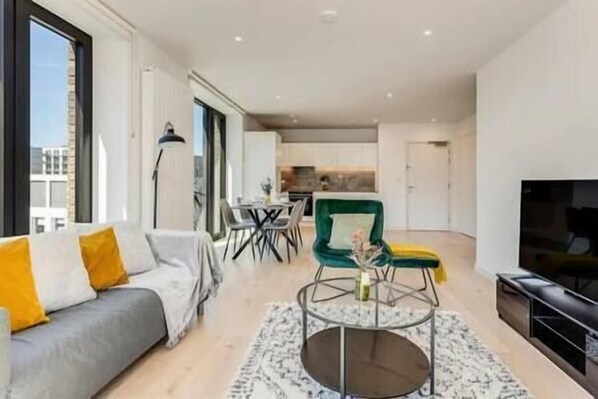 TV - ShyWharf - 2 Bedroom APT (London)