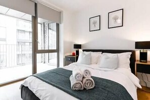 2 bedrooms, iron/ironing board, WiFi, bed sheets - ShyWharf - 2 Bedroom APT (London)
