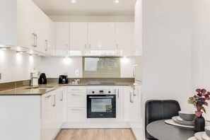 Fridge, microwave, oven, dishwasher - CannyCity 1 Bedroom APT (London)
