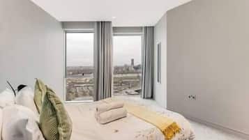 Een strijkplank/strijkijzer, wifi, beddengoed