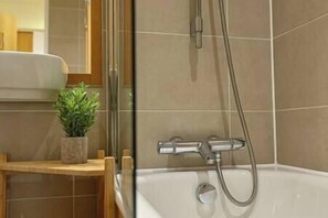Bathroom - CannySuite 2 Bedroom APT  (London)