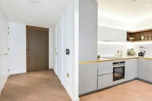 Fridge, microwave, oven, dishwasher - ShyPen Two - Bedroom APT (London)