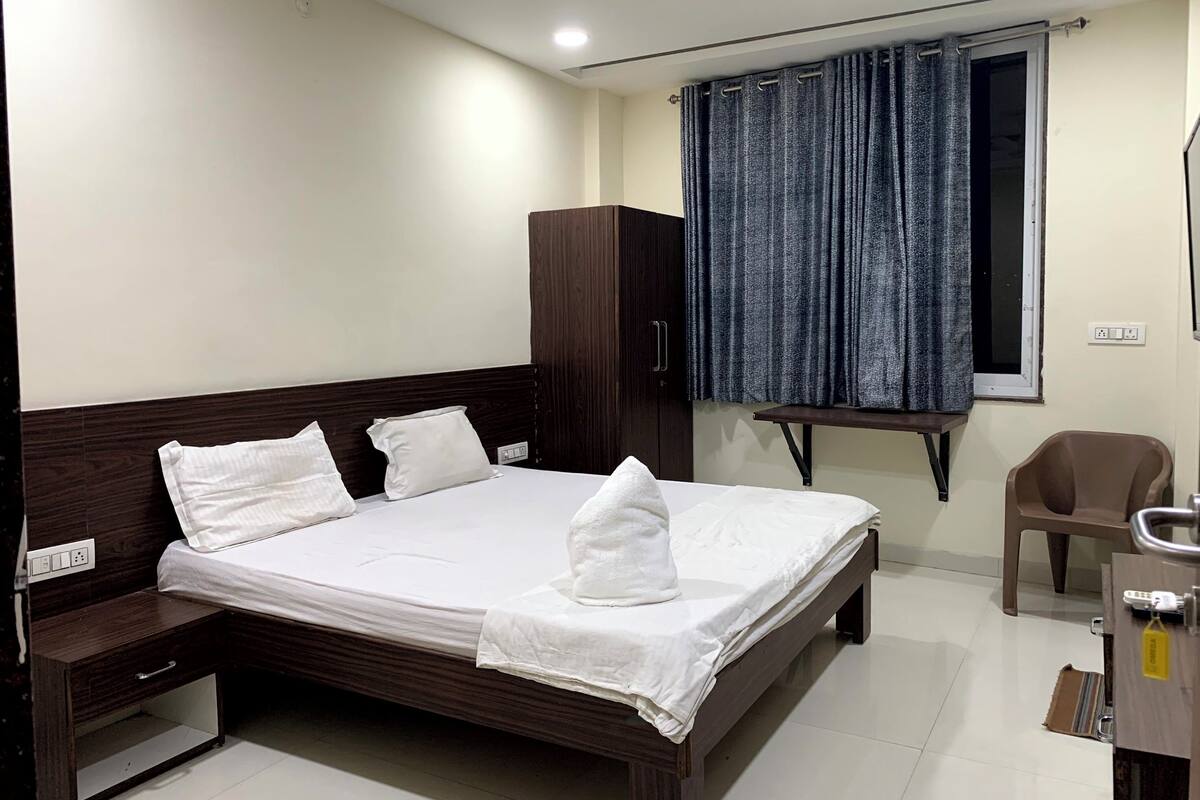 Deluxe Room | Desk, free WiFi