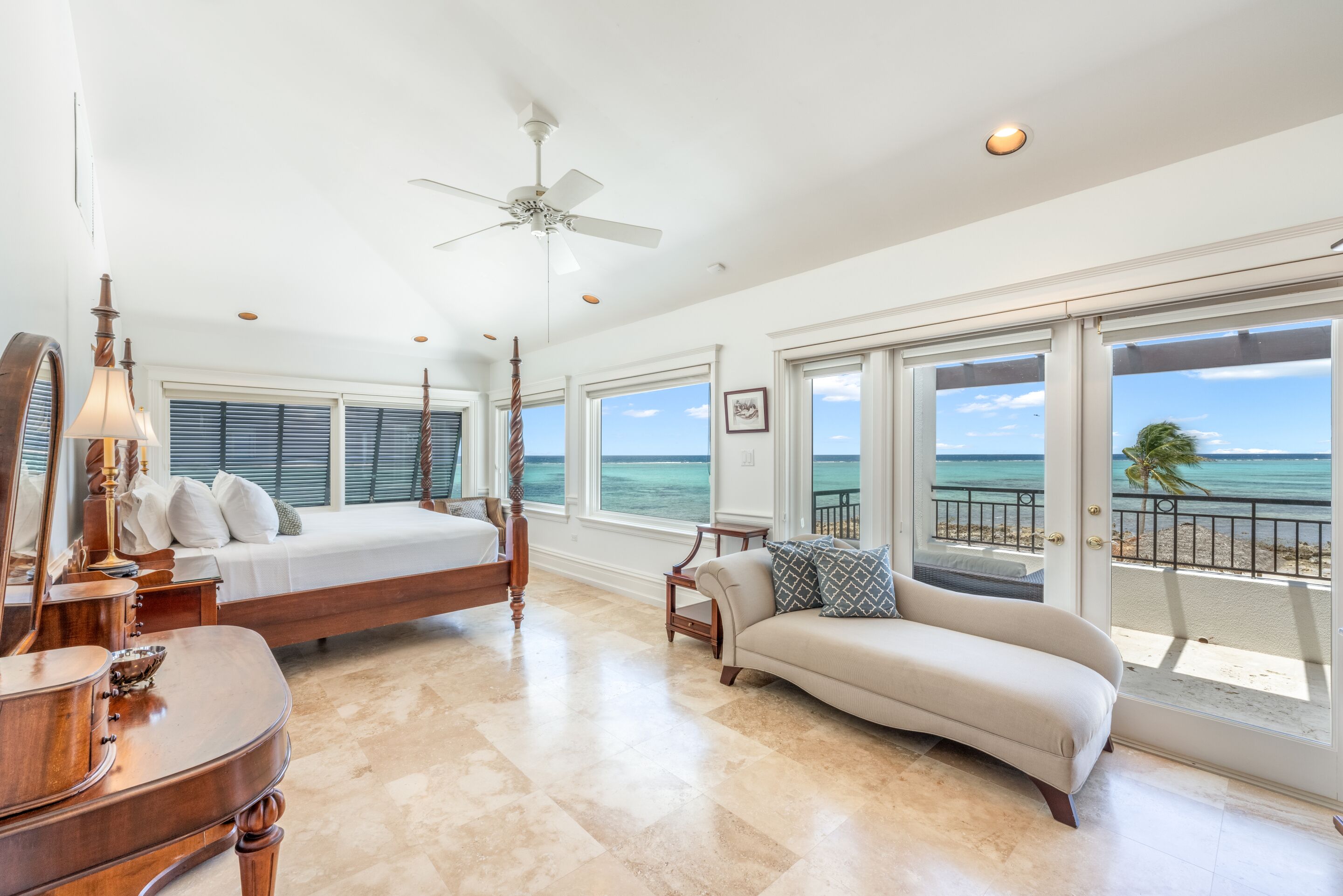 5 habitaciones, escritorio y tabla de planchar con plancha 