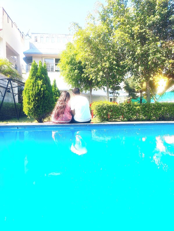 Una piscina al aire libre