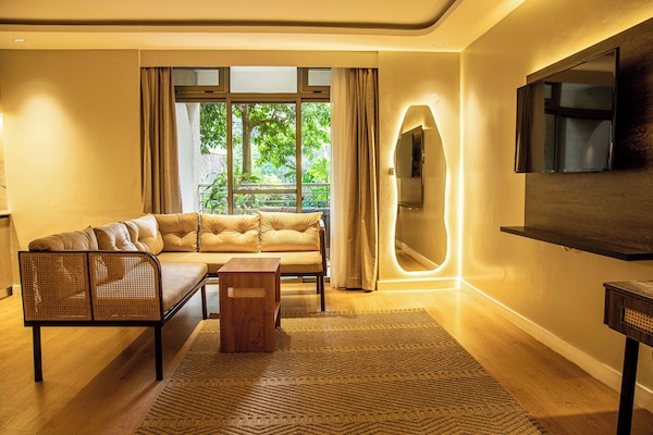 Estudi en suite familiar, balcó, vistes al jardí | Sala d'estar | Televisor de pantalla plana