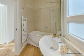 Haartrockner, Bidet, Handtücher, Seife