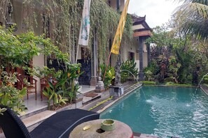 Una piscina al aire libre