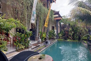 Una piscina al aire libre