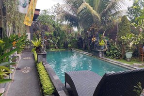Outdoor pool - Super OYO Capital O Pondok Ayu Homestay (Ubud)