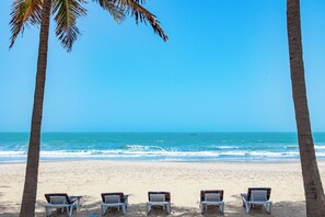 在海滩、白沙、间海滩酒吧