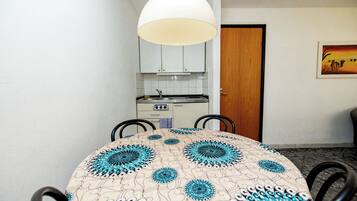 Apartamento estándar, vistas al jardín | Cocina básica privada | Frigorífico, utensilios de cocina y mesa de comedor