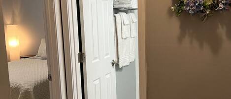 8 室のベッドルーム、アイロン / アイロン台、WiFi、ベッドシーツ