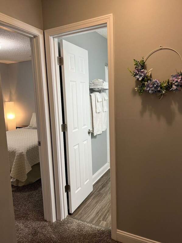 8 chambres, fer et planche à repasser, Wi-Fi, draps fournis