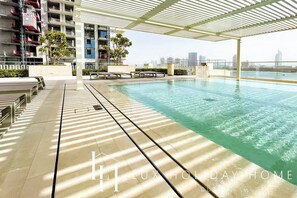 Outdoor pool - LUX The Marina Vista Beachfront Suite 3 (Dubai)