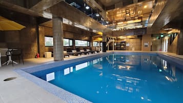 Una piscina cubierta