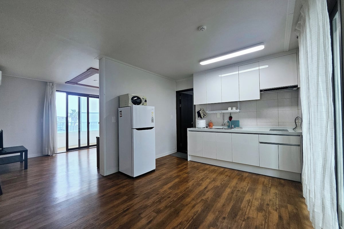 Habitación doble clásica | Cocina privada | Refrigerador, microondas y parrilla de estufa
