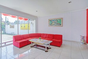 Lobby sitting area - Hotel O Enggal Near Gor Saburai Formerly Hotel Pelangi (Bandar Lampung)