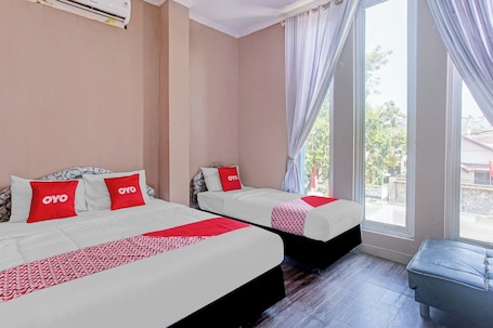 Family Suite | Desk, free WiFi, bed sheets