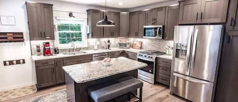 Kjøleskap, mikrobølgeovn, ovn og kokeplater