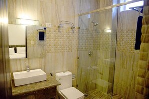 Shower, rainfall showerhead, towels, soap - Goroomgo Shivani International Dharamshala (Dharamshala)