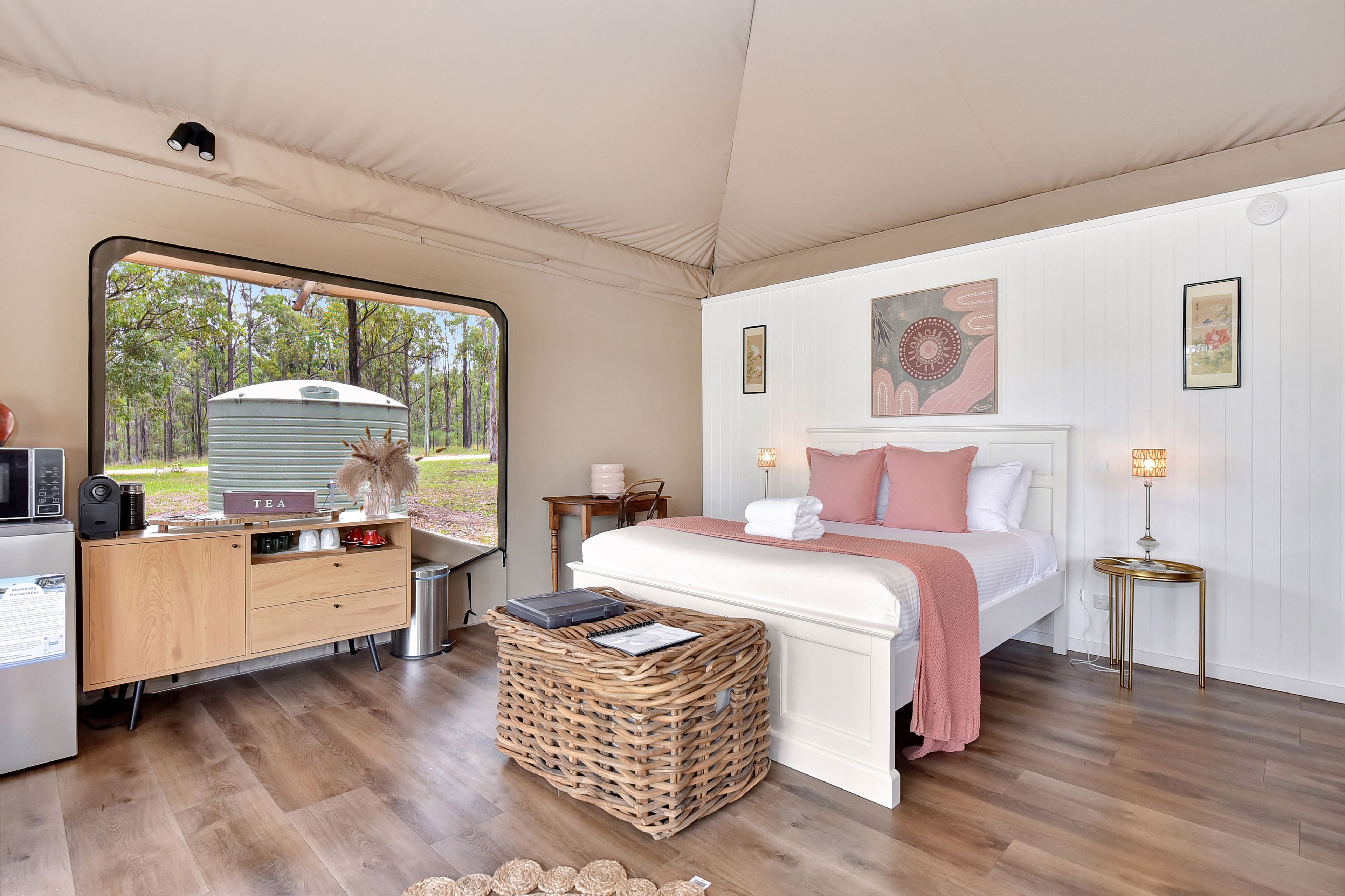 3 bedrooms, WiFi (free), bed sheets