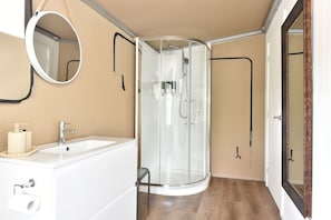 Douche, séchoir à cheveux, shampooing