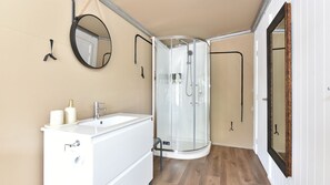 Een douche, een haardroger, handdoeken