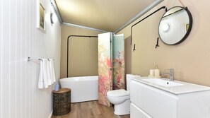 Douche, sèche-cheveux, serviettes fournies