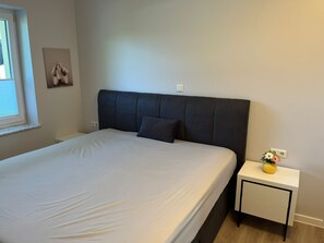 1 bedroom, desk, free WiFi, bed sheets