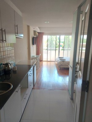Deluxe Double Room, Non Smoking, Microwave | Desk, blackout curtains, soundproofing, free WiFi - Grand Smile Wellness Resort (Pattaya)