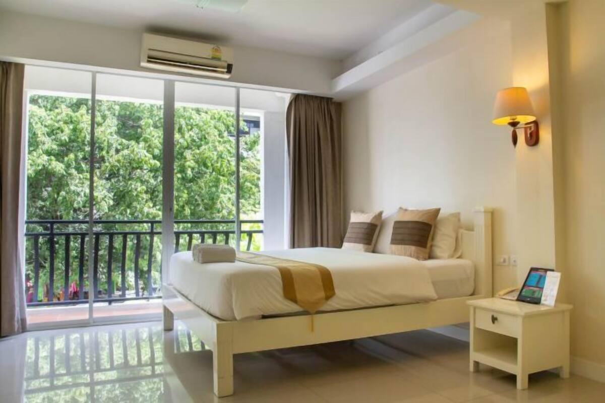 Skrivebord, blendingsgardiner, lydisolert og wi-fi (inkludert)