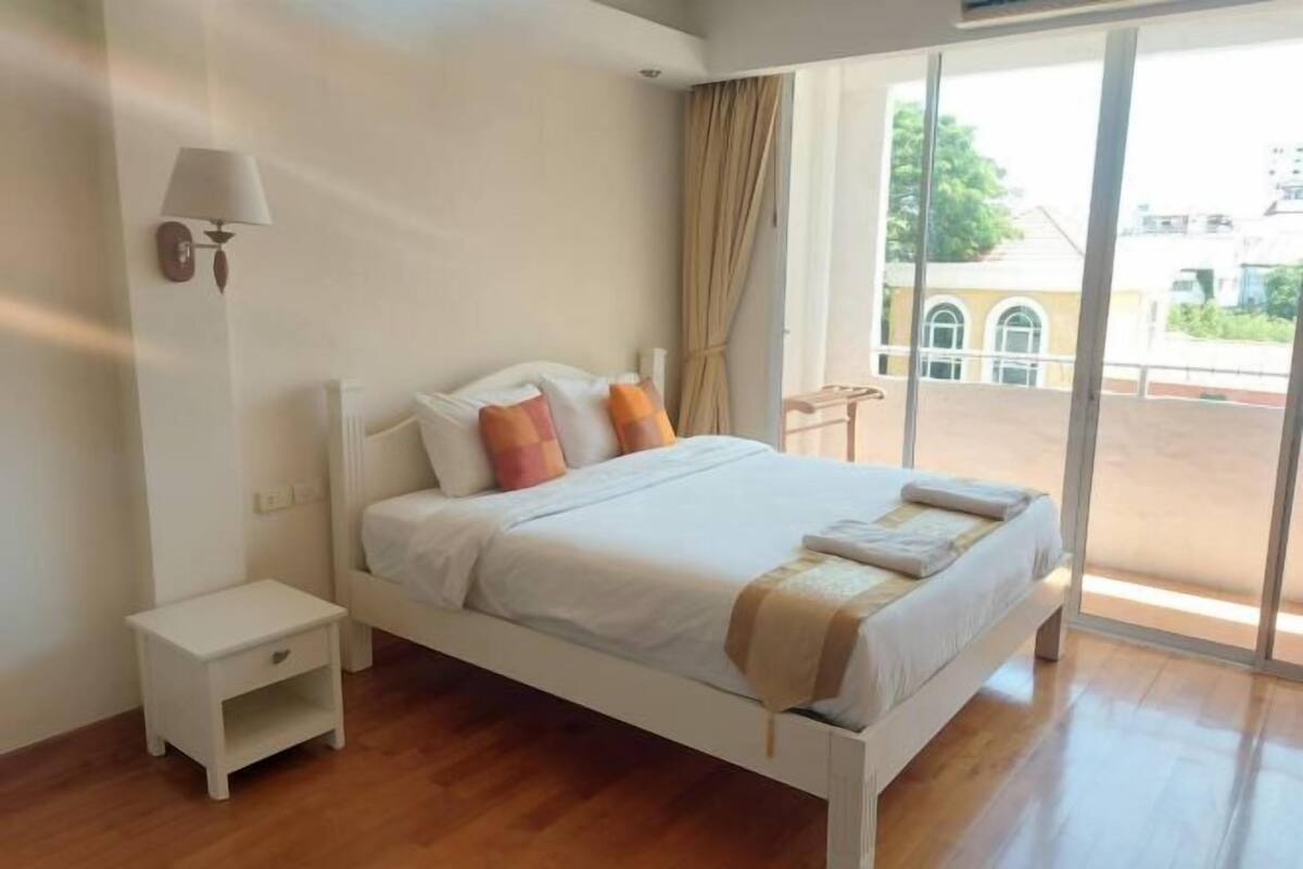 Skrivebord, blendingsgardiner, lydisolert og wi-fi (inkludert)