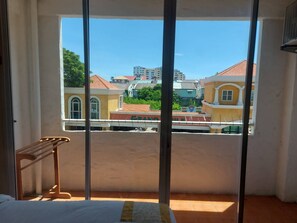 Habitación Deluxe doble, vistas al patio | Escritorio, cortinas opacas, sistema de insonorización y wifi gratis