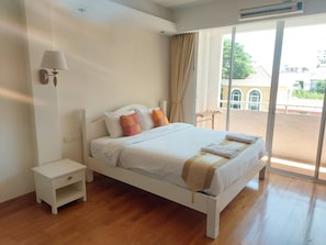 Escritorio, cortinas blackout, sistema de insonorización y wifi gratis 