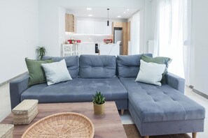 TV - Panormou Modern Elegant 3 Bd Balcony Apt (Athens)