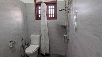 Villa | Bathroom | Shower, free toiletries, hair dryer, towels
