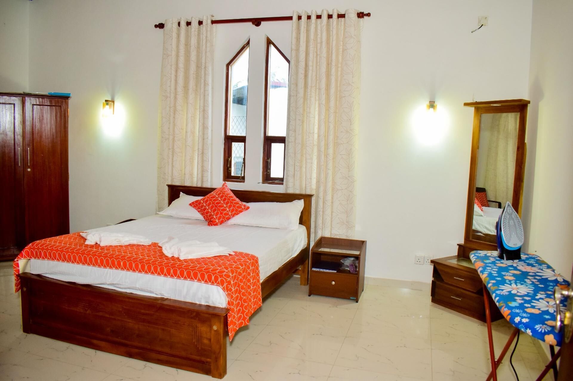 3 bedrooms, iron/ironing board, WiFi (free), bed sheets