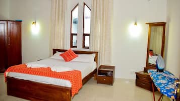 3 bedrooms, iron/ironing board, WiFi (free), bed sheets