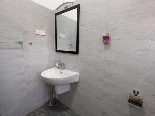 Modern Villa Retreat - Wifi, Garden, Parking
