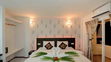 Habitación doble superior, 1 cama King size, baño privado, vista a la playa | Caja de seguridad en la habitación y escritorio