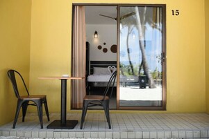 高级双人房, 1 张特大床, 私人浴室, 海滩景观 | 客房内保险箱、办公桌、笔记本电脑工作区、熨斗/熨板