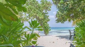 Habitación doble superior, 1 cama de matrimonio grande, baño privado, vistas a la playa | Caja fuerte, escritorio, espacio para trabajar con un portátil