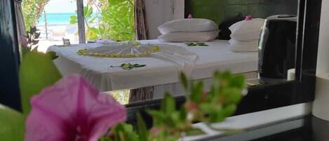 Habitación doble superior, 1 cama de matrimonio grande, baño privado, vistas a la playa | Caja fuerte, escritorio, espacio para trabajar con un portátil