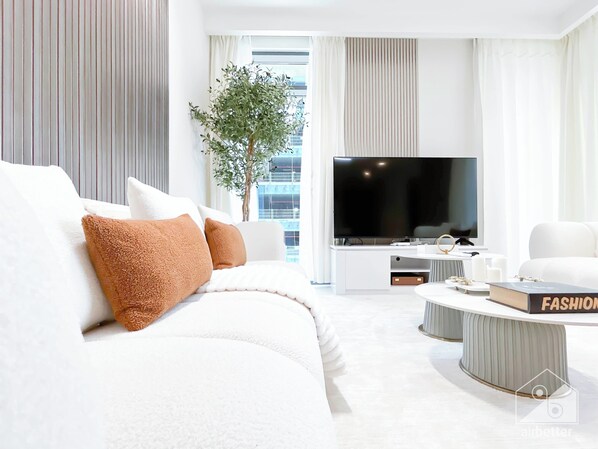 Living area - Luxurious 2BR Apartment With Stunning Marina Views (Dubai)