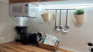 Fridge, microwave, stovetop, electric kettle - TUDOR STUDIO (Kaprun)