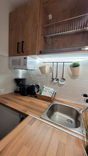 Fridge, microwave, stovetop, electric kettle - TUDOR STUDIO (Kaprun)