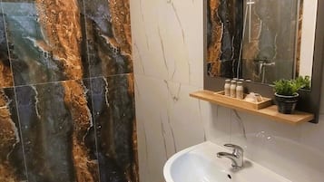 Een douche, een haardroger, handdoeken, zeep