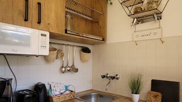 Refrigerador, microondas, placa de cocina, tetera/pava eléctrica